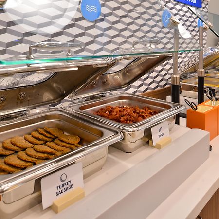 Holiday Inn Express Hotel & Suites Colby By Ihg Ngoại thất bức ảnh