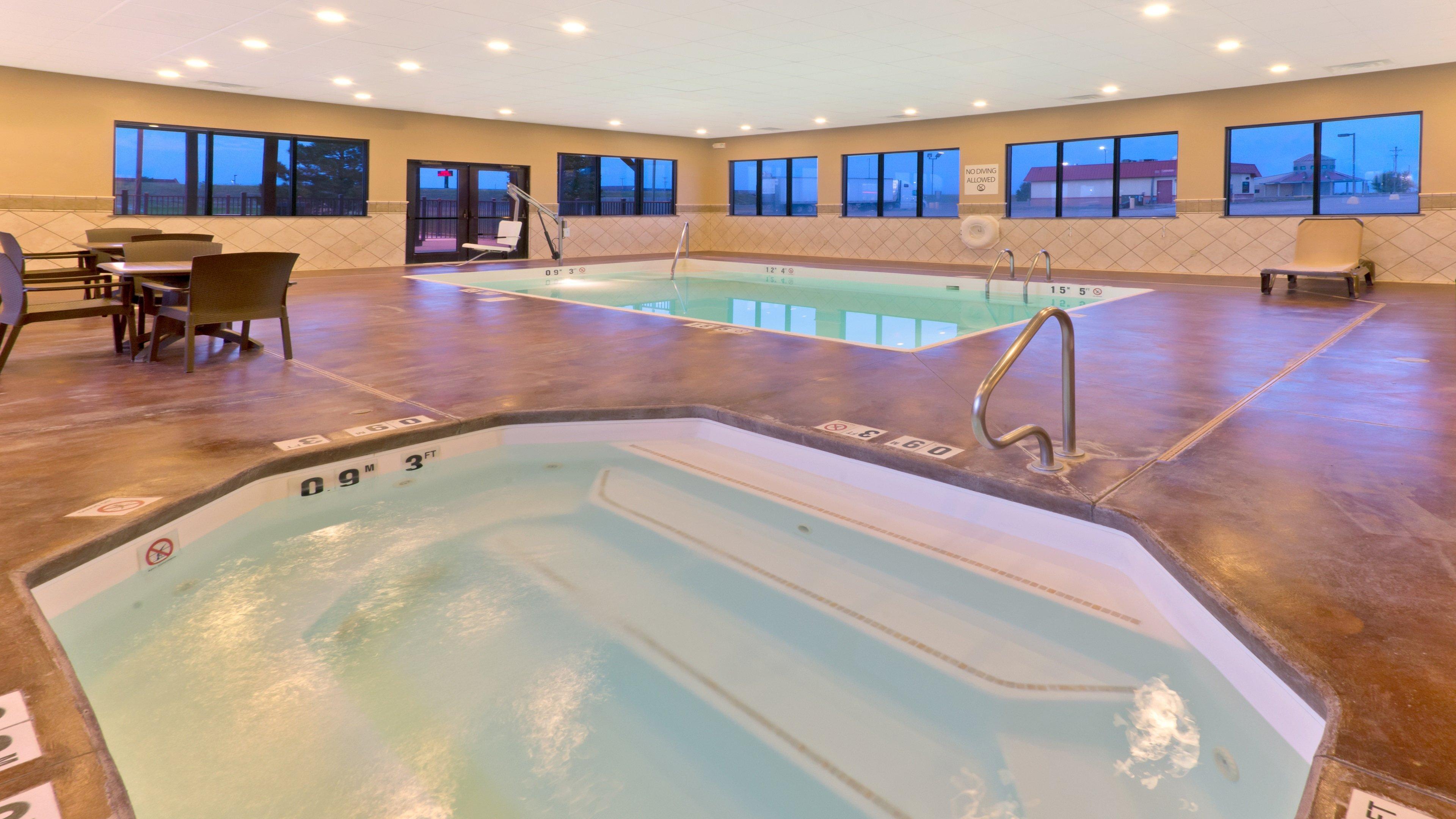 Holiday Inn Express Hotel & Suites Colby By Ihg Ngoại thất bức ảnh