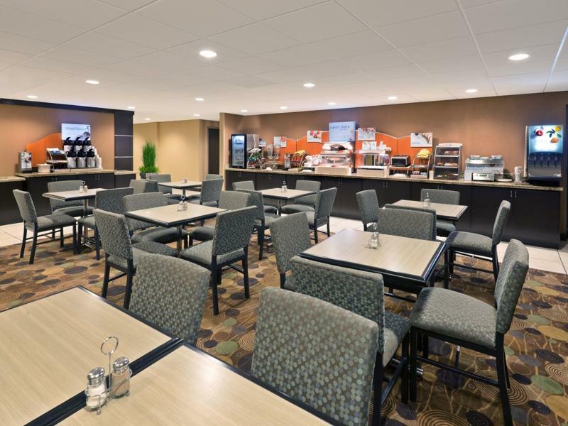 Holiday Inn Express Hotel & Suites Colby By Ihg Ngoại thất bức ảnh